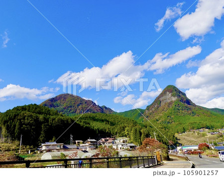 県道名張曽爾線から紅葉した鎧岳と鎧岳を見上げた風景　奈良県宇陀郡曽爾村 105901257
