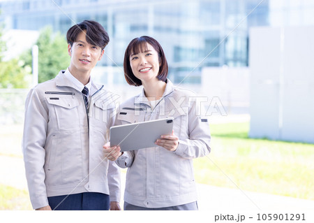 ビジネス 作業服を着ている男女のポートレート ビジネス 作業服を着ている男女のポートレート 105901291