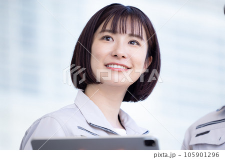 ビジネス 作業服を着ている女性のポートレート ビジネス 作業服を着ている女性のポートレート 105901296