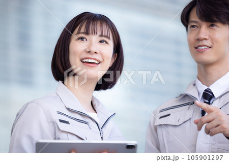 ビジネス　作業服を着ている男女のポートレート 105901297