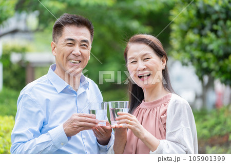 水を飲むシニア夫婦 105901399