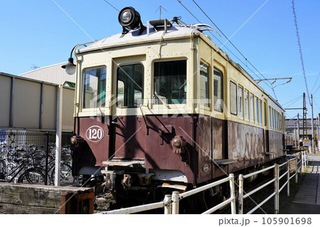 ことでん・レトロ車両と仏生山駅（香川県高松市） 105901698
