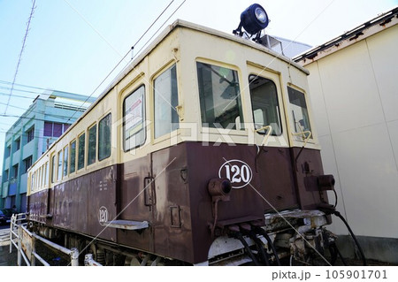 ことでん・レトロ車両と仏生山駅（香川県高松市） 105901701