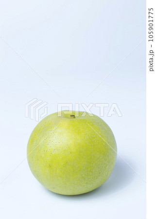 白背景の梨の写真 青梨 なつひめ 105901775