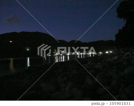 下呂の飛騨川の夜景 105901831