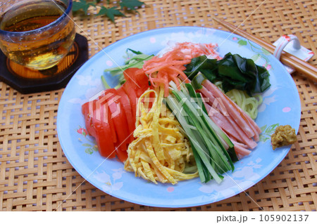 青い皿に盛られた冷やし中華06 105902137