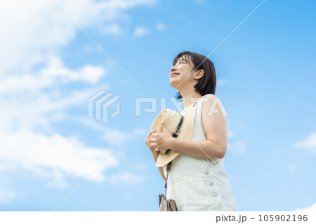 旅行をする女性　旅する女性　休日に出かける女性 105902196