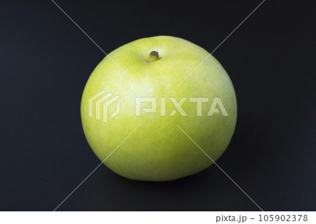 黒背景の梨の写真 青梨 なつひめ 黒背景の梨の写真 青梨 なつひめ 105902378