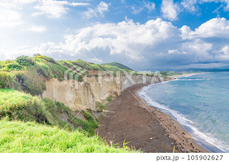 （北海道乙部町）青い空と海、白い断崖・シラフラ 105902627