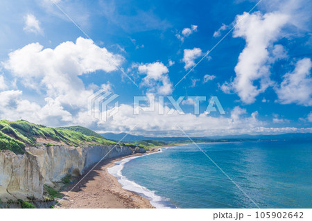 (北海道乙部町)青い空と海、白い断崖・シラフラ (北海道乙部町)青い空と海、白い断崖・シラフラ 105902642