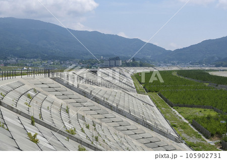 新たに建設された陸前高田の防潮堤 105902731