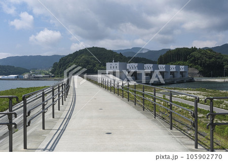 新たに建設された陸前高田の防潮堤と水門 新たに建設された陸前高田の防潮堤と水門 105902770