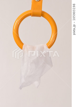 つり革に掛ける除菌用シート つり革に掛ける除菌用シート 105903198