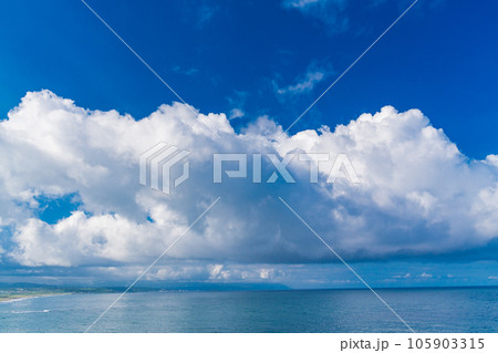 夏　青い空と海・白い雲 105903315