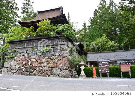 和歌山県　高野山の鐘楼堂（六時の鐘）と新緑 105904062