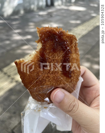 コロッケ ソースをかけた揚げ物惣菜 コロッケ ソースをかけた揚げ物惣菜 105904328