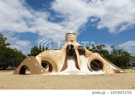 大阪・高槻市／高槻城公園の広場の遊具（2023年8月6日撮影） 105905250