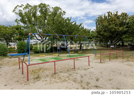 大阪・高槻市／高槻城公園の広場の遊具（2023年8月6日撮影） 105905253