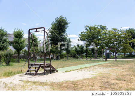 大阪・高槻市/高槻城公園の広場の遊具(2023年8月6日撮影) 大阪・高槻市/高槻城公園の広場の遊具(2023年8月6日撮影) 105905255