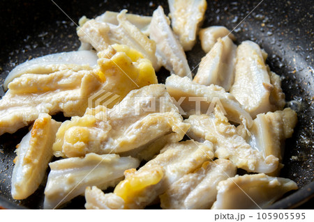 鶏軟骨(やげん軟骨)をフライパンで焼く調理シーン。 105905595