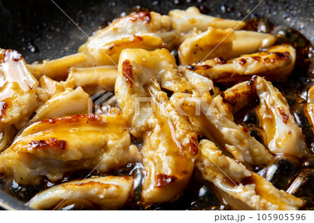 鶏軟骨(やげん軟骨)をフライパンで焼く(たれ焼き)調理シーン。 105905596