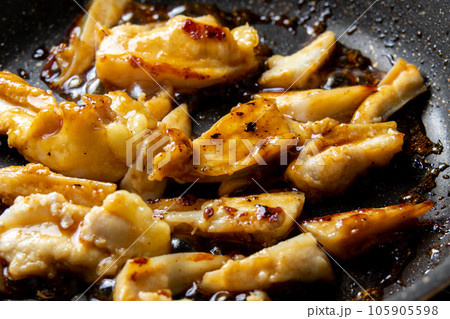 鶏軟骨(やげん軟骨)をフライパンで焼く(たれ焼き)調理シーン。 鶏軟骨(やげん軟骨)をフライパンで焼く(たれ焼き)調理シーン。 105905598