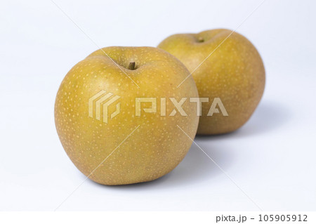 白背景の梨の写真 赤梨 新甘泉 白背景の梨の写真 赤梨 新甘泉 105905912