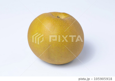 白背景の梨の写真 赤梨 新高 105905918