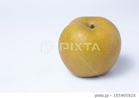 白背景の梨の写真 赤梨 新甘泉 105905928