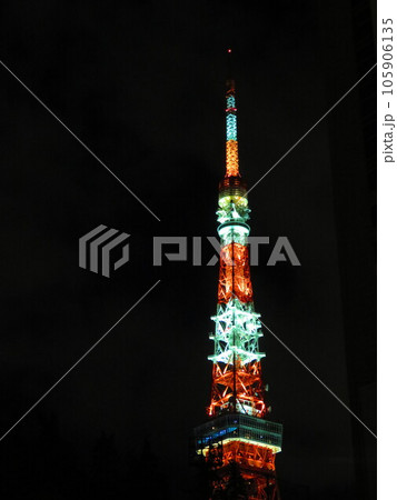 夜に鮮やかに輝く東京タワー 夜に鮮やかに輝く東京タワー 105906135