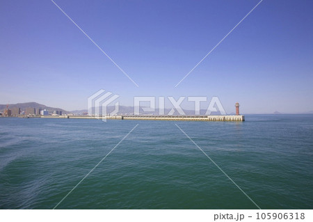 高松港と通称「せとしるべ」（世界初の総ガラス張りの灯台）/遠景に大槌島（おおづちじま） 105906318