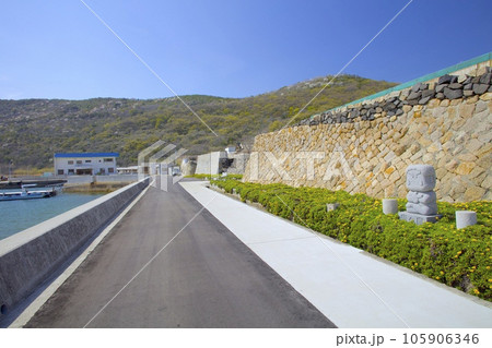 女木島(めぎじま)・女木島港付近の石垣)/瀬戸内海国立公園 女木島(めぎじま)・女木島港付近の石垣)/瀬戸内海国立公園 105906346