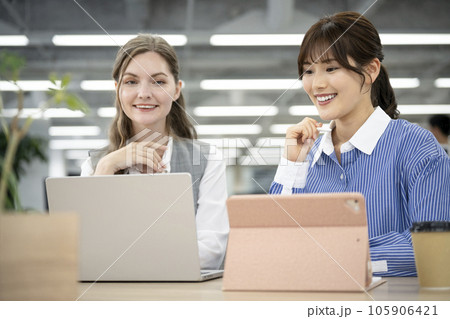 グローバルビジネス イメージ 日本人と外国人のビジネスウーマン グローバルビジネス イメージ 日本人と外国人のビジネスウーマン 105906421