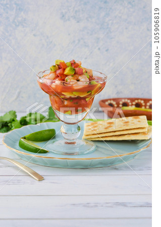 メキシコ料理のセビーチェ・アカプルケーニョ Ceviche acapulqueño  105906819