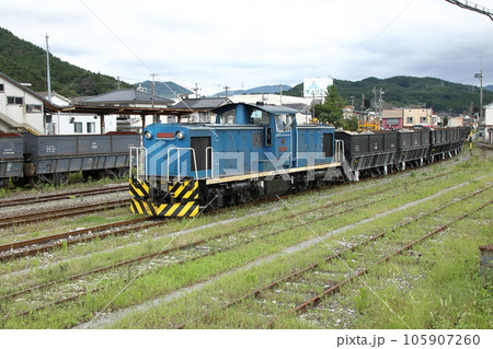 岩手開発鉄道 盛駅構内を石灰石貨物列車が通過 105907260