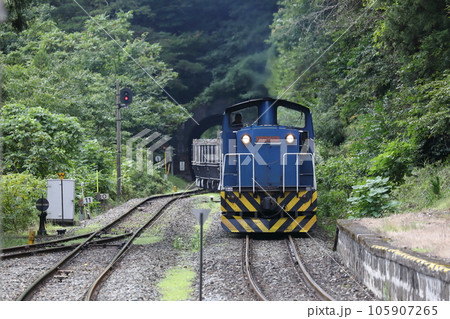 岩手開発鉄道 日頃市線 旧日頃市駅を石灰石貨物列車が通過 岩手開発鉄道 日頃市線 旧日頃市駅を石灰石貨物列車が通過 105907265