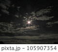 夜中の雲海に月 105907354