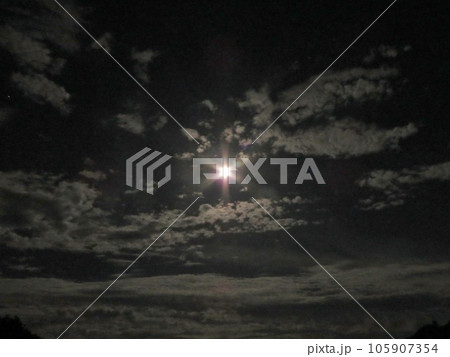 夜中の雲海に月 105907354