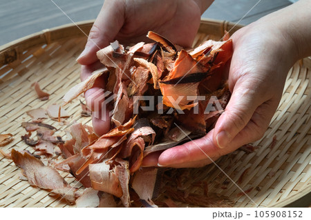 鰹節　削り節 持ち上げる 105908152