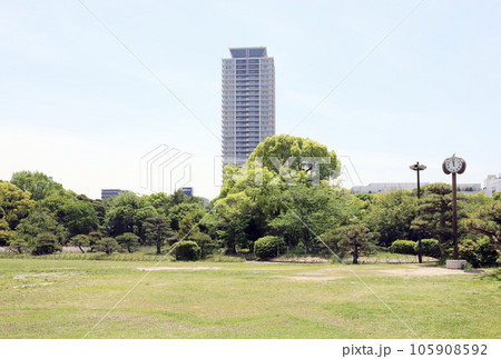 兵庫県立明石公園から望む超高層ビル（兵庫県 明石市） 105908592
