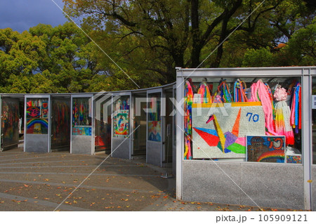 「原爆の子の像」周囲に設置された、折り鶴の保存設備 105909121