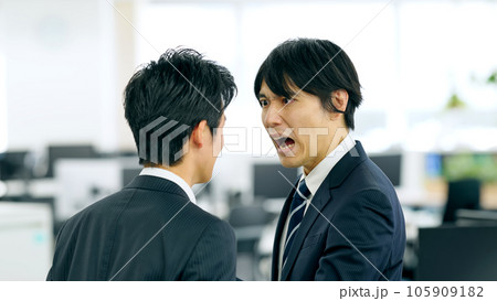 部下を激しく叱責する上司 部下を激しく叱責する上司 105909182