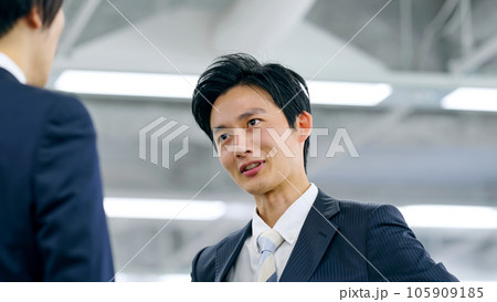生意気な態度で同僚と話す若いビジネスマン 生意気な態度で同僚と話す若いビジネスマン 105909185