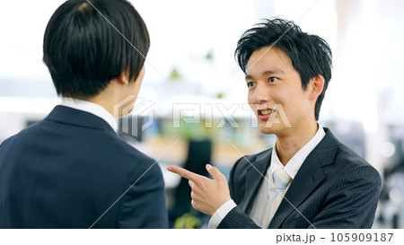 生意気な態度で同僚と話す若いビジネスマン 105909187