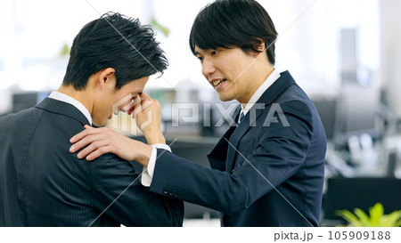 同僚を励ますビジネスマン 105909188