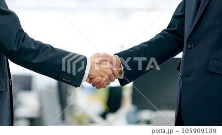 オフィスで握手するビジネスグループ 105909189