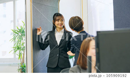 個室ワークブースで仕事するビジネスウーマンのグループ 個室ワークブースで仕事するビジネスウーマンのグループ 105909192
