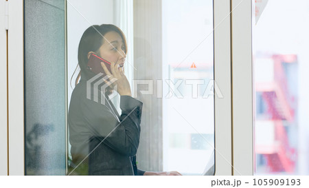 個室ワークブースで仕事するビジネスウーマン 105909193