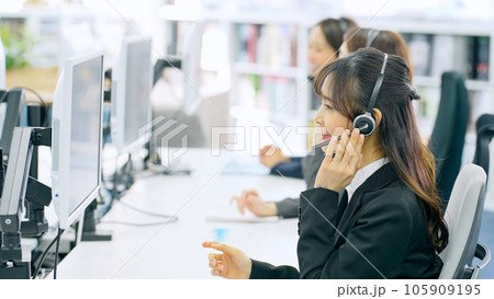 オフィスで仕事をする女性会社員のグループ オフィスで仕事をする女性会社員のグループ 105909195