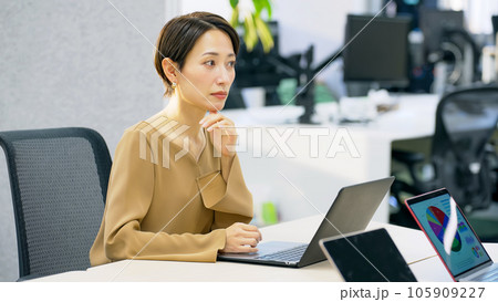 オフィスで会議に参加するカジュアルな女性 オフィスで会議に参加するカジュアルな女性 105909227